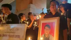 Sejumlah mahasiswa dan alumni FISIP Universitas Udayana menggelar renungan malam pada Jumat (17/10) untuk mengenang mendiang Timothy Anugerah Saputra, mahasiswa universitas tersebut yang meninggal dunia diduga akibat perundungan.