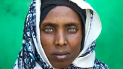 Portrait d'une femme de la tribu Afar aux yeux verts et aux tatouages sur le visage, région Afar, Assaita, Éthiopie.