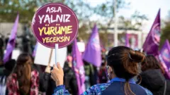 kadın cinayetleri türkiye'de protesto ediliyor