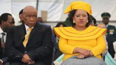 ቀዳማይ ሚኒስተር ሌሴቶ ቶማስ ታባነ ምስ በዓልቲ ቤቱ መሳያ ታባነ