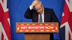 بدأ العام بقول رئيس الوزراء آنذاك بوريس جونسون إن الأشخاص الذين اعتقدوا أن وباء كورونا انتهى كانوا "مخطئين للغاية"، حيث تجاوز عدد الإصابات اليومية بفيروس كورونا في المملكة المتحدة 200 ألف للمرة الأولى مع انتشار متحور أوميكرون.