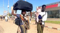 Des personnes se rassemblent à la gare pour fuir Khartoum lors d'affrontements entre les forces paramilitaires de soutien rapide et l'armée à Khartoum, au Soudan, le 19 avril 2023.