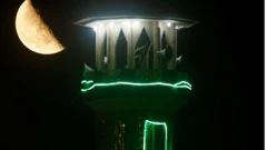 مئذنة مسجد مزينة احتفالا بشهر رمضان