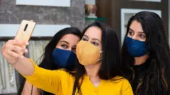 માસ્ક પહેરેલાં મહિલાઓ