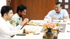 અરવિંદ કેજરીવાલ હર્ષ સોલંકીને ભેટી પડ્યા હતા