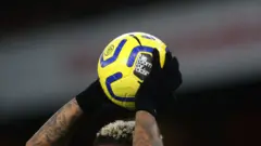 Joueur avec une balle de match contenant un message antiraciste