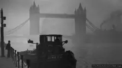 Čovek gleda Tauerbridž tokom Velikog smoga 1952. godine
