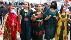 Diyarbakır Nevruz mitingi, pandemiye rağmen on binlerce kişinin katılımıyla gerçekleşti. BBC Türkçe muhabiri Hatice Kamer, miting alanından izlenimlerini yazdı.