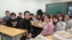 መምህርት ፀደይ ከተማሪዎቿ ጋር