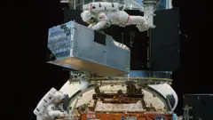Astronauta maniobrando