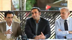 शाहबाज शरीफ (PML-N), बिलावल भुट्टो-झरदारी (PPP) आणि खालीद मकबूल सिद्दीकी (MQM-Pakistan)
