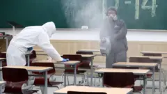 2021학년도 대학수학능력시험(수능)을 14일 앞두고 2주간의 수능 특별 방역 기간이 시작된 가운데 19일 오후 대전 서구에 위치한 학원에서 관계자가 방역을 하고 있다