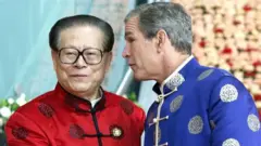 بوش والزعيم الصيني جيانغ تسه بالزي التقليدي الصيني