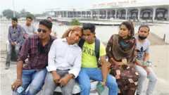 উপসাগরীয় দেশে যেতে না পারায় বিমানবন্দরে এক প্রবাসী কর্মীর কান্না। বিমানবন্দরে পিসিআর টেস্ট করানোর সুযোগ দাবি করে প্রবাসীরা কয়েকদিন বিক্ষোভ করেছেন।