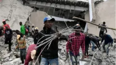 ቁርጥራጭ ብረት የያዘ ግለሰብ