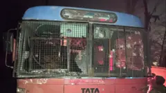 যে বাসের ওপর হামলা চালানো হয়েছে
