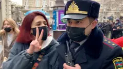 BBC News Azərbaycancaya müxbirləri müşahidə ediblər ki, bəzi aksiya iştirakçısını ərazidən 10-15 polis uzaqlaşdırmağa çalışıb.