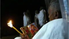 ምዕመናን ፀሎት ሲያደርሱ