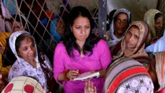 මාධ්‍යවේදිනී දරීෂා බැස්ටියන් පුවතක් ආවරණය කරමින්