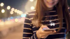 Chica con celular pidiendo taxi