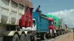 Mlolongo mrefu wa malori ya kubeba mizigo