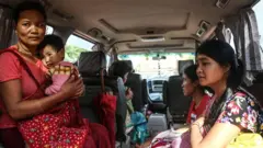 ကွတ်ခိုင် နဲ့ နမ့်ဖက်ကာ ကြား နမ့်ခိုင် တံတား အနီး မိုင်းယုလေး ရွာမှာ ရွာသား ၅၀၀ နီးပါး တိုက်ပွဲကြား ပိတ်မိ