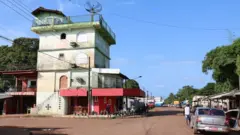 Cidade de Oiapoque, no Amapá, com imóveis baixos e rua de terra
