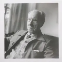 B. Traven en sus últimos años, sentado en un sillón