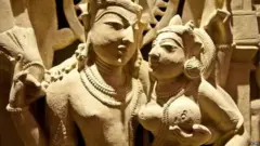 ভারতে অনেক ছোট শহরের মন্দিরের দেয়ালেও দেখা যাবে কামোত্তেজক দৃশ্যের শৈল্পিক চিত্র