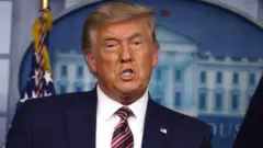 Donald Trump imbere ya White House
