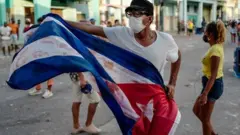 கொரோனா பெருந்தொற்று மற்றும் பொருளாதார நெருக்கடிக்கு நடுவே கடந்த மாதம் கியூபாவில் அரசுக்கு எதிரான போராட்டங்கள் நடந்தன.