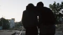 জুরিখের একটি পরিত্যক্ত রেল স্টেশনে দুই মাদকাসক্ত, ১৯৯০ দশকের ছবি