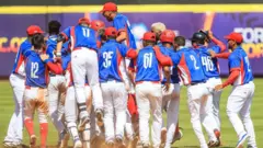 Jugadores de béisbol Cuba Sub-23 durante el partido de la Copa del Mundo en el Estadio Sonora el 1 de octubre en Hermosillo, México.