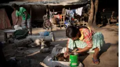 IDP စခန်းတွေမှာ နှစ်ရှည်လများ သောင်တင်နေကြရ