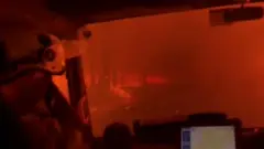 Bombeiros dentro de caminhão em incêndio na Austrália