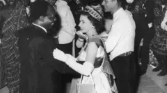 1961இல் அக்கராவில் ராணி எலிசபெத் கானாவின் முன்னாள் அதிபர் குவாமே நக்ருமாவுடன் நடனமாடினார்.