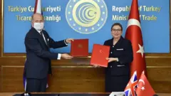 Ticaret Bakanı Ruhsar Pekcan ve İngiltere'nin Ankara Büyükelçisi Dominick Chilcott, 29 Aralık 2020