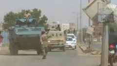 جنود سودانيون يقطعون الطريق لاتخاذ الاحتياطات اللازمة بعد محاولة انقلاب فاشلة في العاصمة السودانية الخرطوم