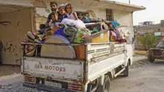 أسرة نازحة من خان شيخون جراء القصف