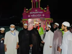 मोइनउल (बायाँबाट तेस्रो) र हथराजी मदरसा मस्जिदका सदस्यहरू