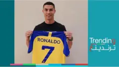 النجم البرتغالي كريستيانو رونالدو رافعا قميص نادي النصر السعودي