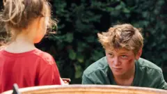 Cena do filme francês 'Vingt Dieux' mostra os dois irmãos órfãos de pai, personagens principais da obra