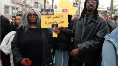 متظاهرون يحملون شعارات ضد العنصرية
