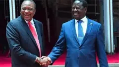 Umwumvikano hagati ya Raila Odinga (i buryo) na Uhuru Kenyatta (i bubamfu), bahoze bankana urunuka, wavyawe n'iciswe "Handshake" mu 2018