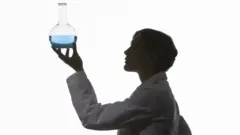 Científica a contraluz