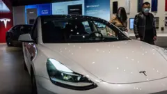 سيارة تيسلا في معرض في شنغهاي