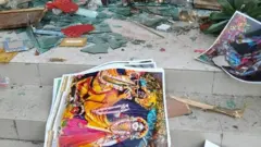 নোয়াখালী জেলার বেগমগঞ্জের একটি পূজামণ্ডপে হামলা ও অগ্নিসংযোগ এবং অন্য একটি মন্দিরের ভেতরে মূর্তি ভাঙচুরের ঘটনা ঘটেছে বলে পুলিশ জানিয়েছে।