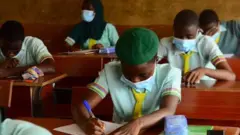 Ọ̀pọ̀ àwọn ilé ẹ̀kọ́ ló ni nítórí ààrùn coronavirus ni àwọn ṣe gbe ìlẹ̀kùn tì.
