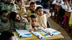 ألقى أولياء الأمور باللائمة على وزارة التعليم لعدم إعدادها المدارس بشكل آمن لعودة جميع الطلاب إلى مقاعد الدراسة هذا العام.