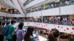 Người phản đối ở một siêu thị tại Hong Kong ngày 29/5